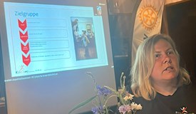 Jaqueline Jochum (RC Urlaub für Kinder, Themenclub), stellt das KidsCamp der Region 1930 vor